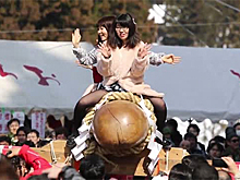 Японских невест прокатили на огромном деревянном фаллосе