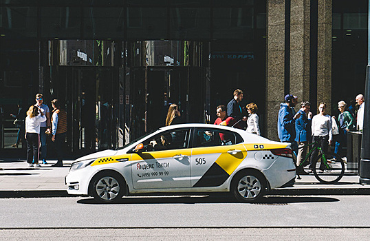 Московские таксисты жалуются, что все чаще получают штрафы во время посадки пассажиров