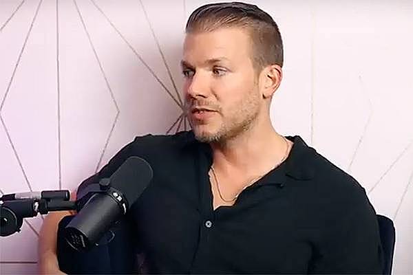 Порно юбка астындағы трусиканы жалайды