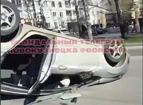 Жесткое ДТП с "перевертышем" произошло у больницы в Новокузнецке