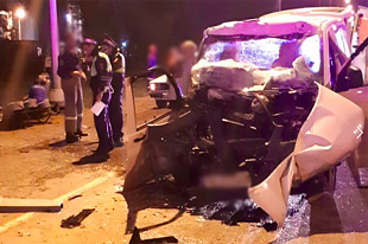 Под Белгородом при столкновении микроавтобуса с грузовиком погиб человек