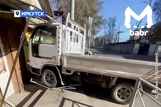 В России грузовик протаранил парикмахерскую