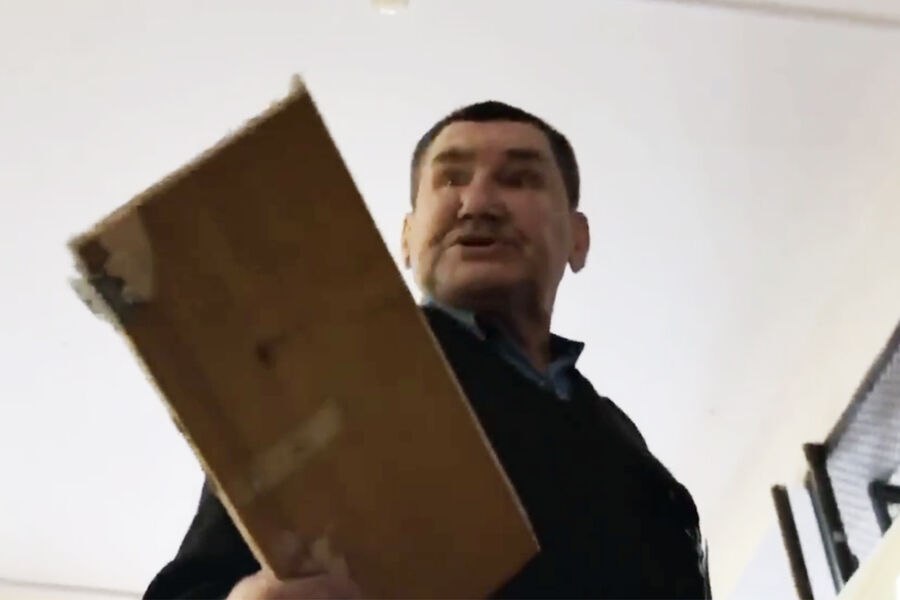 «Будете плакать»: охранник гимназии в Петербурге угрожал детям палкой с гвоздями