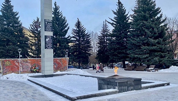 Вечный огонь зажгли у мемориала Славы в Московском районе