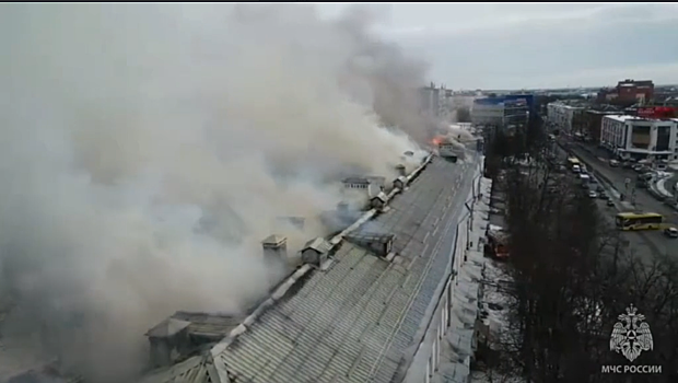 В Ярославле в многоэтажке загорелась крыша на площади 1400 квадратов