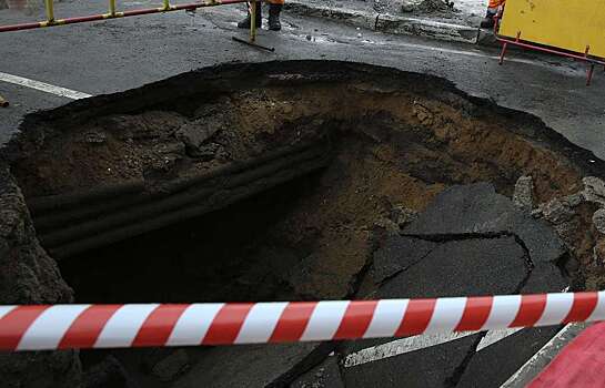 На юго-востоке столицы из-за просевшего асфальта перекрыли дорогу