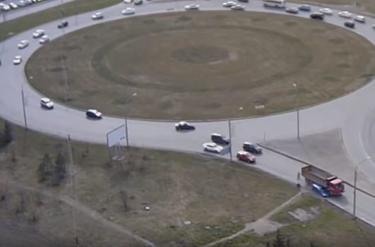 Большегруз подмял под себя легковушку в Красноярске. Видео