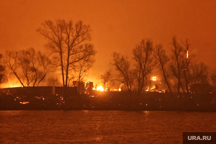 В Курганской области пожарные спасли из огня жительницу