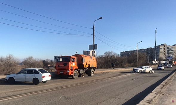 В Волгограде в массовом ДТП пострадал 25-летний виновник аварии