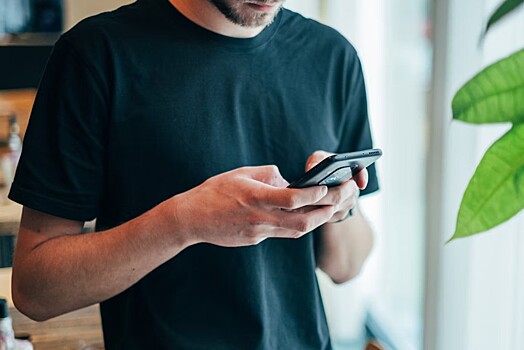 Телефоны на заправках и фоновая прослушка: самые популярные мифы о смартфонах