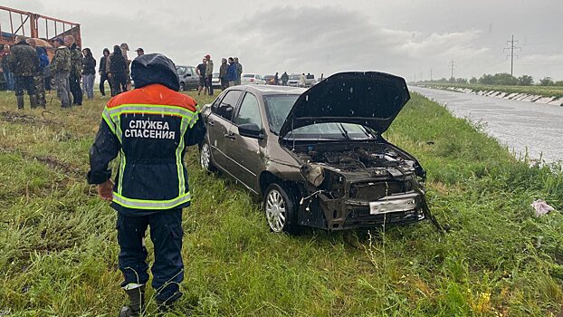 Под Марксом «Гранта» съехала в оросительный канал. Погибли двое детей и женщина
