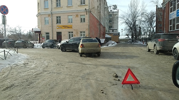 Три автомобиля столкнулись в "паровозик" на скользкой дороге