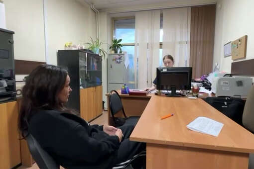 Блогершу из Иркутска, оскорбившую солдат РФ, обвинили в оскорблении полицейского