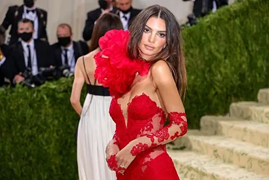 Эмили Ратаковски обвинила папарацци в разрушении ее личной жизни