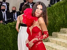 Эмили Ратаковски обвинила папарацци в разрушении ее личной жизни