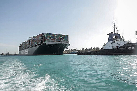 Количество проводок судов через Суэцкий канал упало до минимума с 2021 года