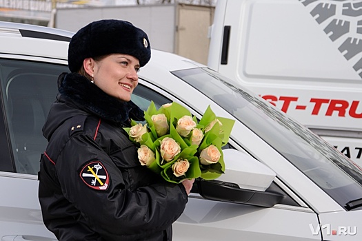 «Дарите женщинам цветы»: волгоградская полиция поздравила женщин с 8 Марта