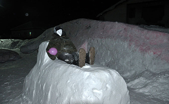 Мужик на ледяной печи спит в центре села Сузунского района