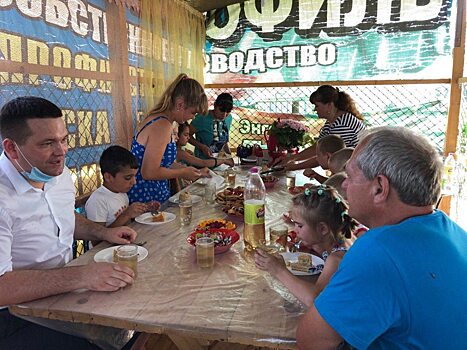Воробьёв поздравил усыновившую 14 детей семью из Энгельса с Днём семьи, любви и верности