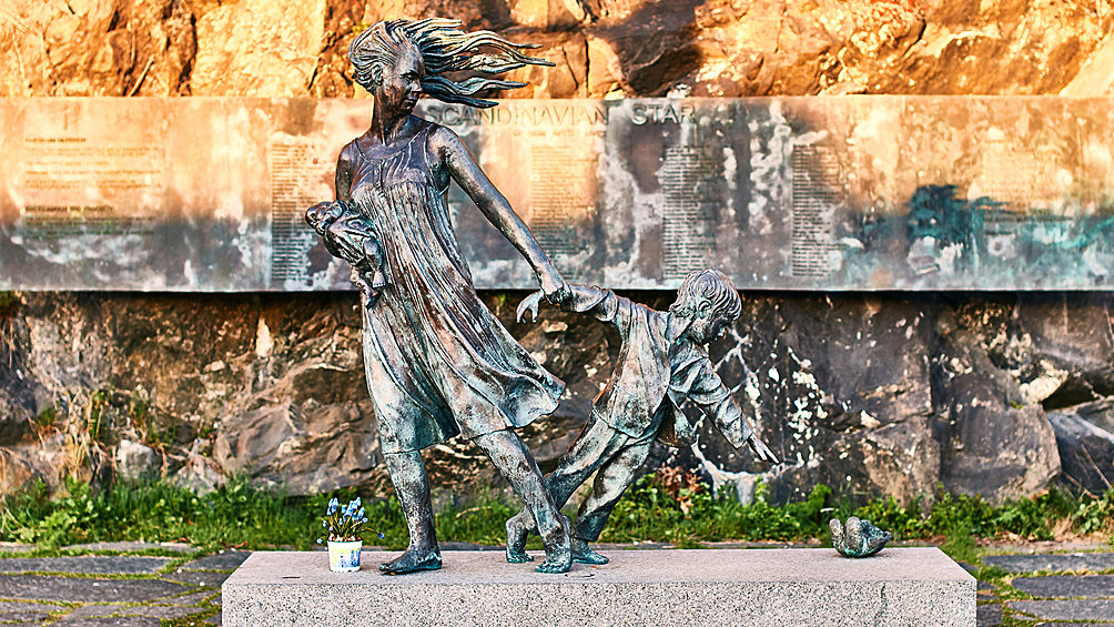 Памятник жертвам пожара на пароме «Скандинавиан Стар» в Осло, Норвегия