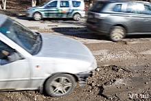 Дорога в Дзержинском районе Волгограда по кускам теряет свой новый асфальт