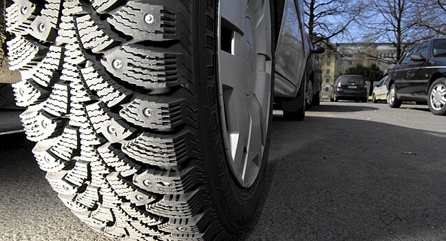 «Росасфальт» предложил штрафовать водителей за использование шипованных шин летом
