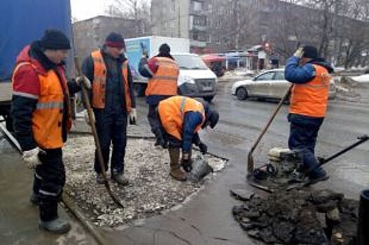 Возле остановки «Улица Бориса Корнилова» выполнен ямочный ремонт