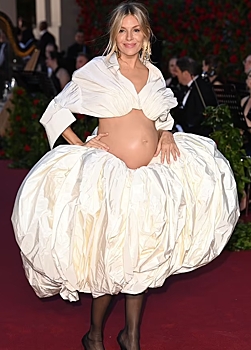 41-летняя беременная Сиенна Миллер пришла на шоу Vogue World с обнаженным животом