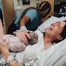 Мэнди Мур шокировала фанатов честными фотографиями своего новорожденного сына