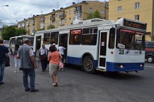 Троллейбус врезался в световой столб на проспекте Героев