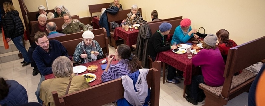 В Новосибирске откроют два благотворительных кафе для пенсионеров на правом и левом берегу