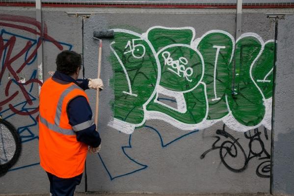 В Нижневартовске с вандалами и граффитчиками начали бороться энергетики