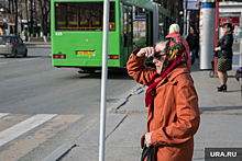 В Тюмени автобус сбил пенсионерку ударом зеркала в голову. Новое видео ДТП в центре города