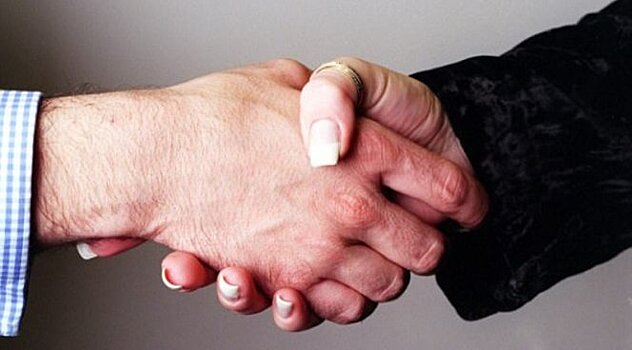 Вместо рукопожатий медики будут стучаться кулаками