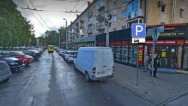 Возле Центрального парка расширили парковку для машин