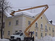 Инспекторы ГЖИ проверили очистку крыш в Заволжье