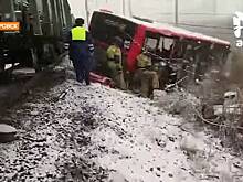 Последствия столкновения пассажирского автобуса с поездом в Хабаровске сняли на видео