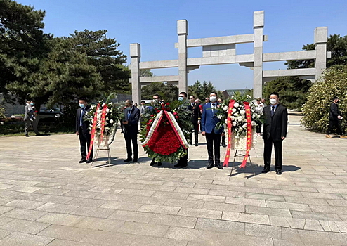В Китае ко Дню Победы в Великой Отечественной войне возложили венки и цветы к мемориалам советским воинам
