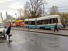 Трамвай «Довлатов» сломался пополам возле метро «Горьковская»