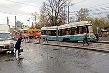 Трамвай «Довлатов» сломался пополам возле метро «Горьковская»