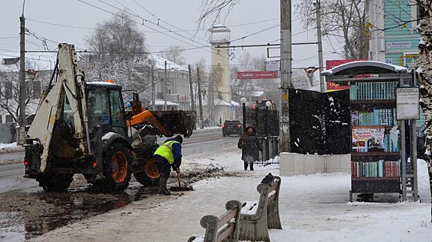 Более 100 дворников убирают выпавший в Вологде снег