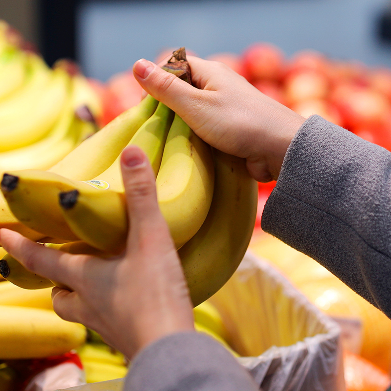 Какие бывают бананы. Бананы на прилавке. Бананы в магазине. Поставка бананов. Импорт бананов.