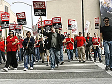 Bloomberg: киностудии Голливуда приостанавливают выплаты сценаристам из-за забастовки