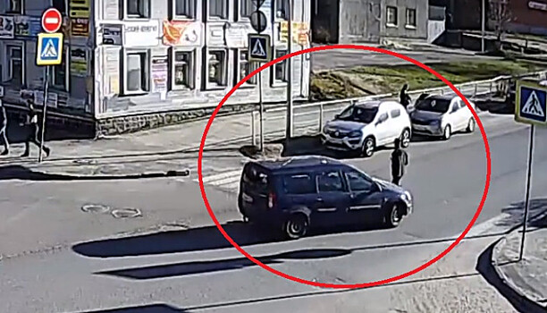 Автомобиль сбил пешехода на «зебре» в Петрозаводске (видео)