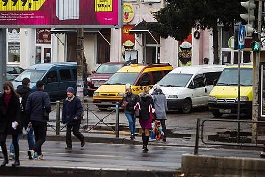В РФ иностранцев ограничат в праве работать таксистами