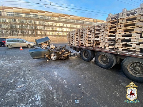 «Ауди» влетела под «КамАЗ» на Бурнаковском проезде