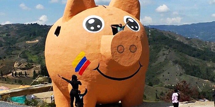 Скульптуру гигантской свиньи-копилки сделали в Колумбии