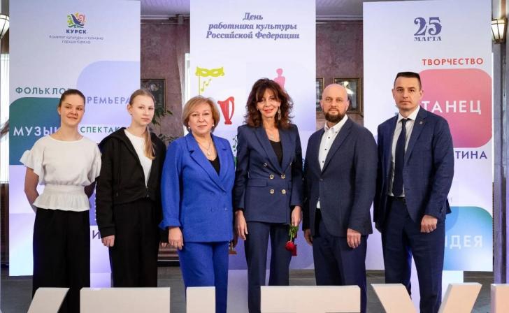 Евгений Маслов вручил награды работникам культуры Курска