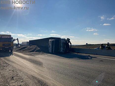 Грузовик с семечками загорелся на трассе Ставрополья