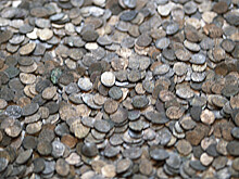 Рыбак, копавший червей, нашел 20 000 древних монет